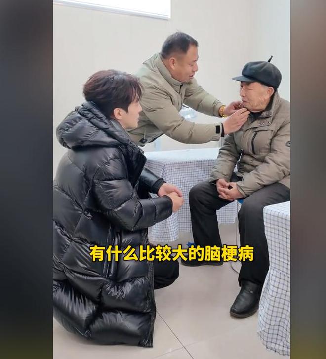 位老人捐赠卫生室村民却让他把钱留着自己花pg电子模拟器试玩董先生回老家给465