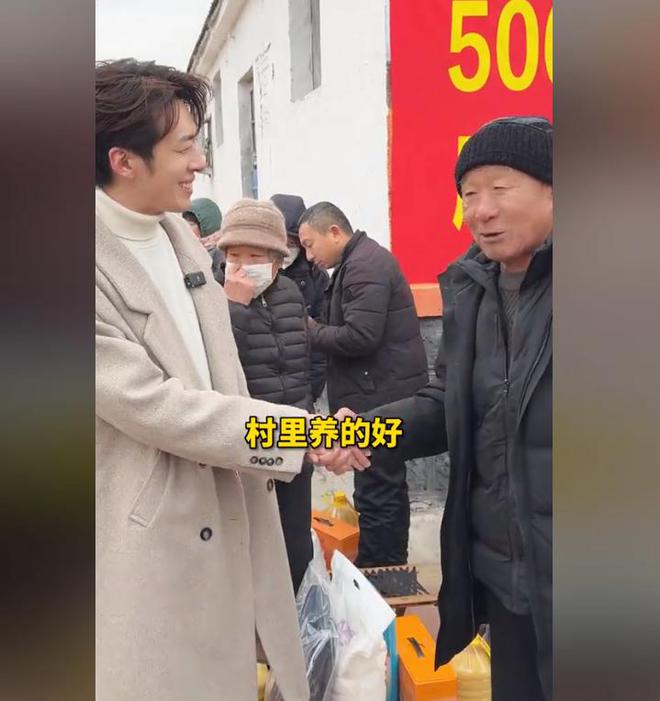 位老人捐赠卫生室村民却让他把钱留着自己花pg电子模拟器试玩董先生回老家给465(图4)