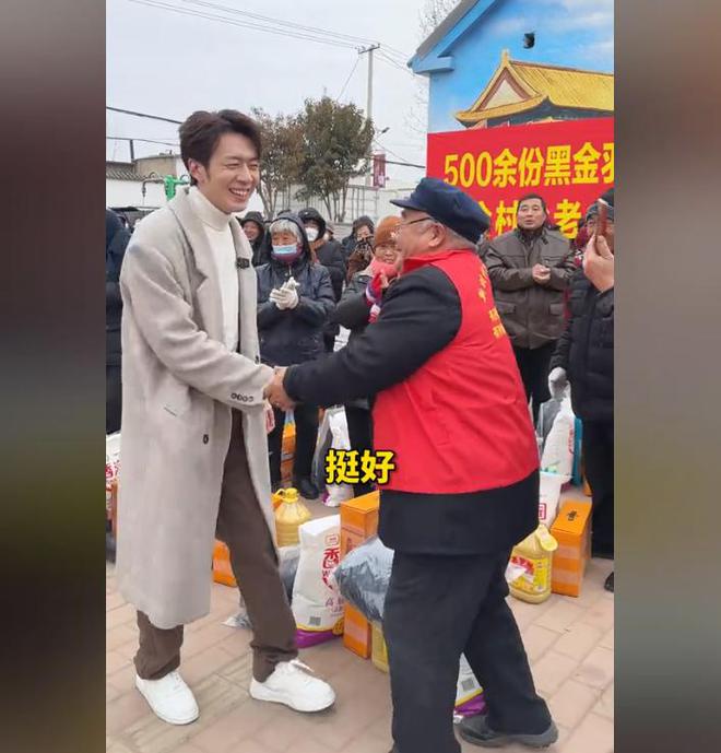 位老人捐赠卫生室村民却让他把钱留着自己花pg电子模拟器试玩董先生回老家给465(图7)