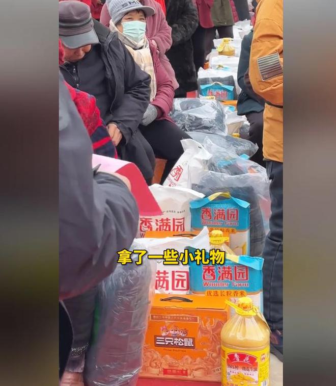 位老人捐赠卫生室村民却让他把钱留着自己花pg电子模拟器试玩董先生回老家给465(图12)