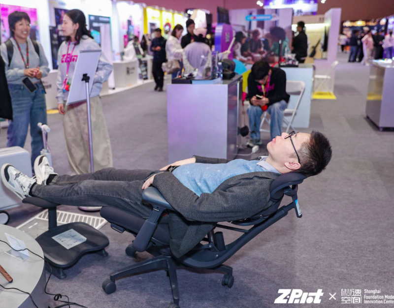 清闲动态人机工学椅亮相首届西岸国际科技消费嘉年华黑科技重塑舒适新体验(图4)